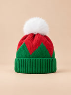 Damen-Weihnachtsmütze mit Zopfmuster, Bommel und Umschlag – Modell 1 in Grün und Rot, Vorderansicht
