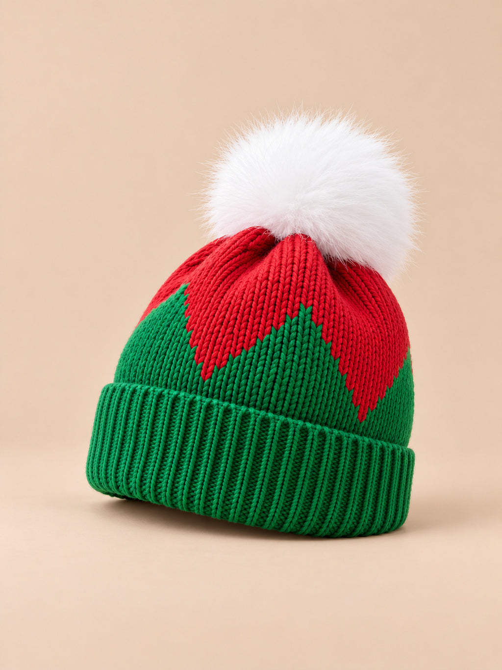 Damen-Weihnachtsmütze mit Zopfmuster, Bommel und Umschlag – Modell 1, Farbvariante Grün / Rot / Weiß, Dreiviertelansicht
