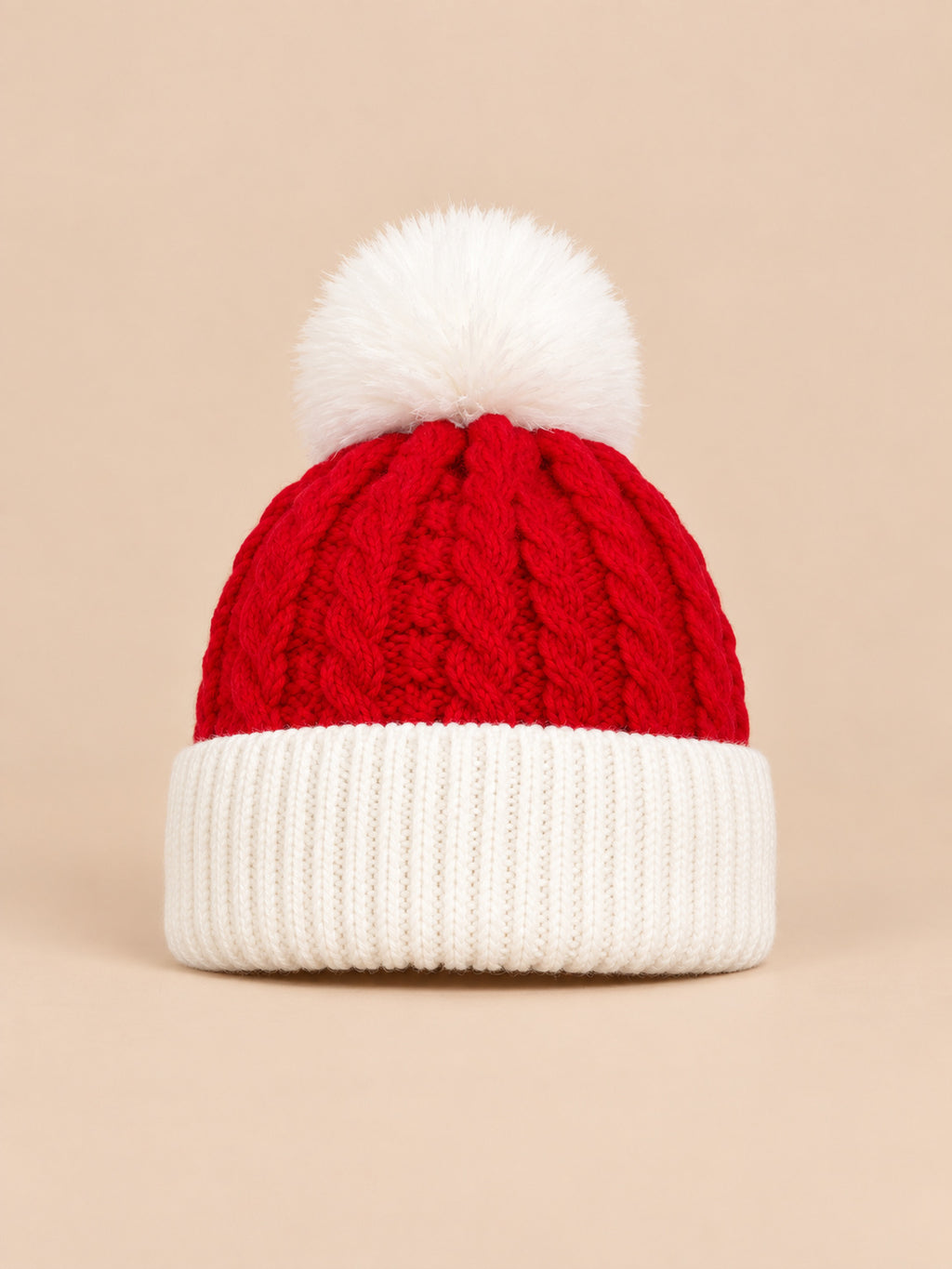 Damen-Weihnachtsmütze mit Zopfmuster, Bommel und Umschlag – Modell 2, Farbvariante Rot / Weiß, Ansicht von vorn
