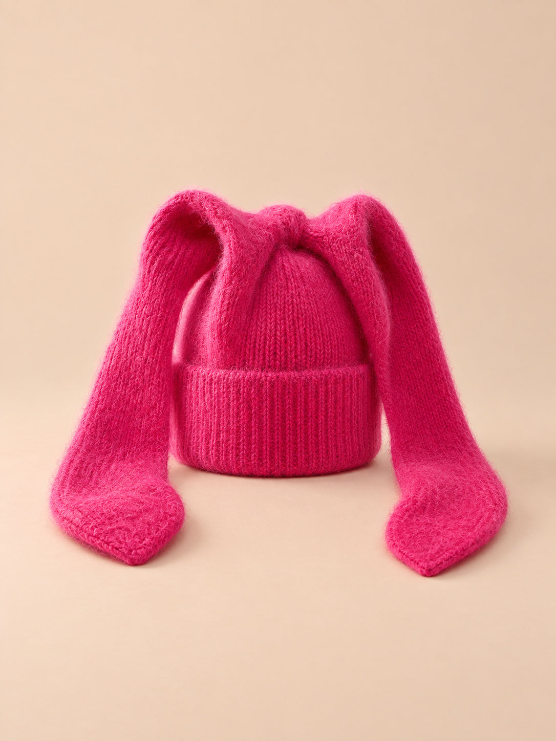 Hasenohren-Mütze für Damen aus gehäkeltem Acryl – Rot, Vorderansicht, sand-pfirsichfarbener Hintergrund