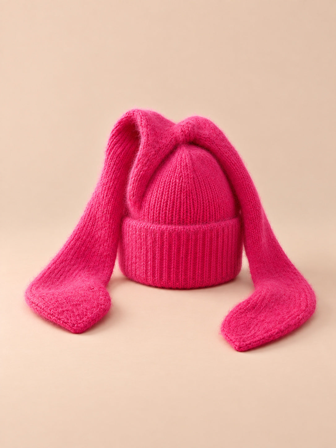 Hasenohren-Mütze für Damen aus gehäkeltem Acryl – Farbvariante Rot / Fuchsia, Dreiviertelansicht