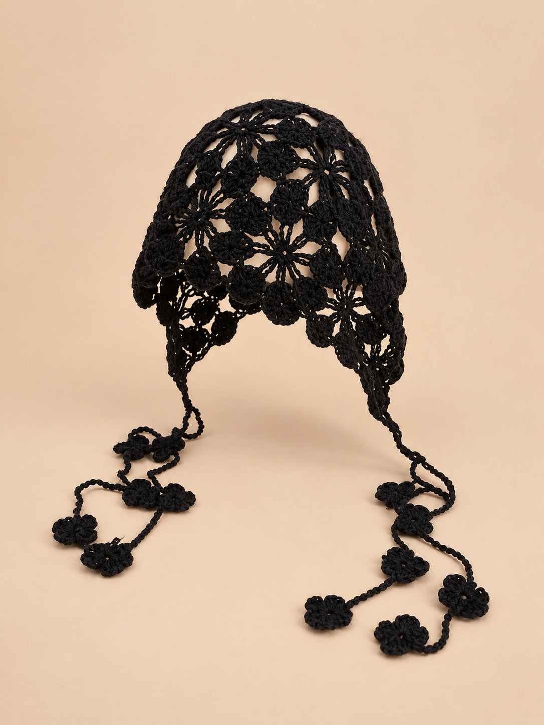 Schwarze Fischermütze mit luftigem Blumenmuster und weicher, den Kopf umschließender Form, Vorderansicht