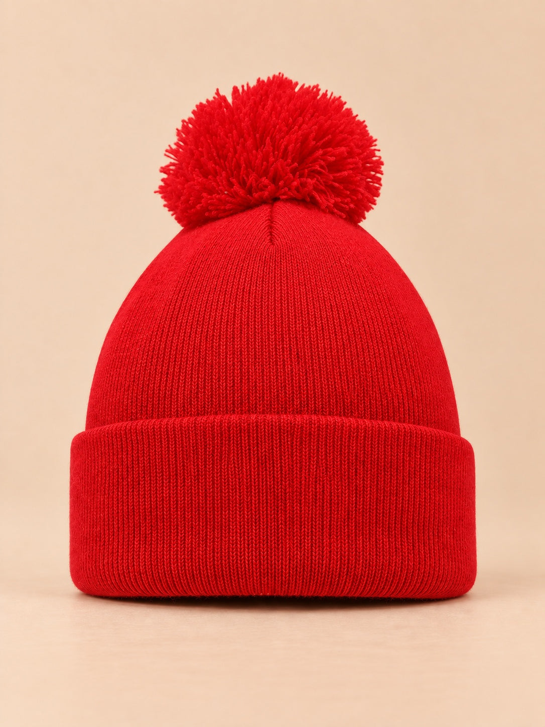 Bonnet à pompon rouge sans logo, maille fine à revers, vue de face.