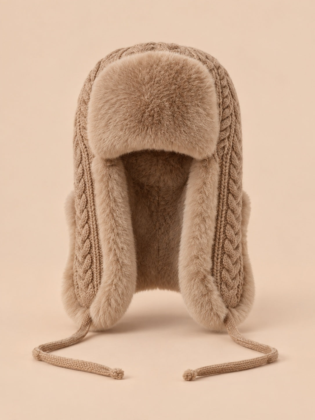 Perumütze für Damen mit Ohrenschutz und Bindebändern – Farbvariante Khaki / Beige, Ansicht von vorn