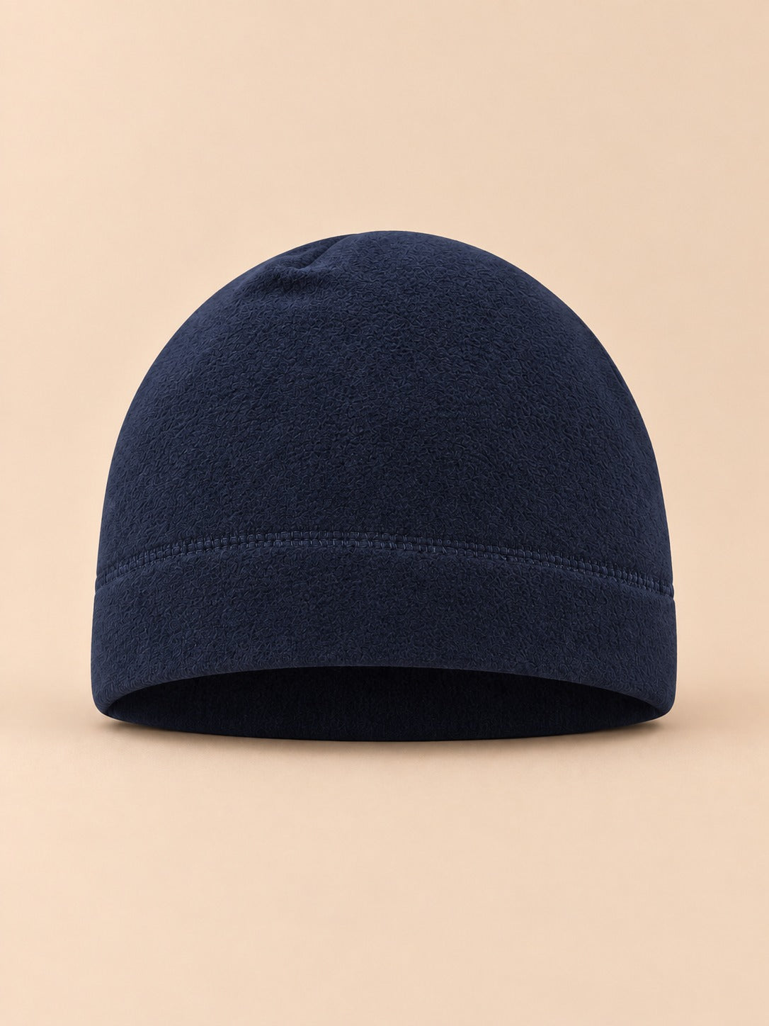 Bonnet polaire coupe-vent pour vélo bleu marine, vue de face sur fond beige