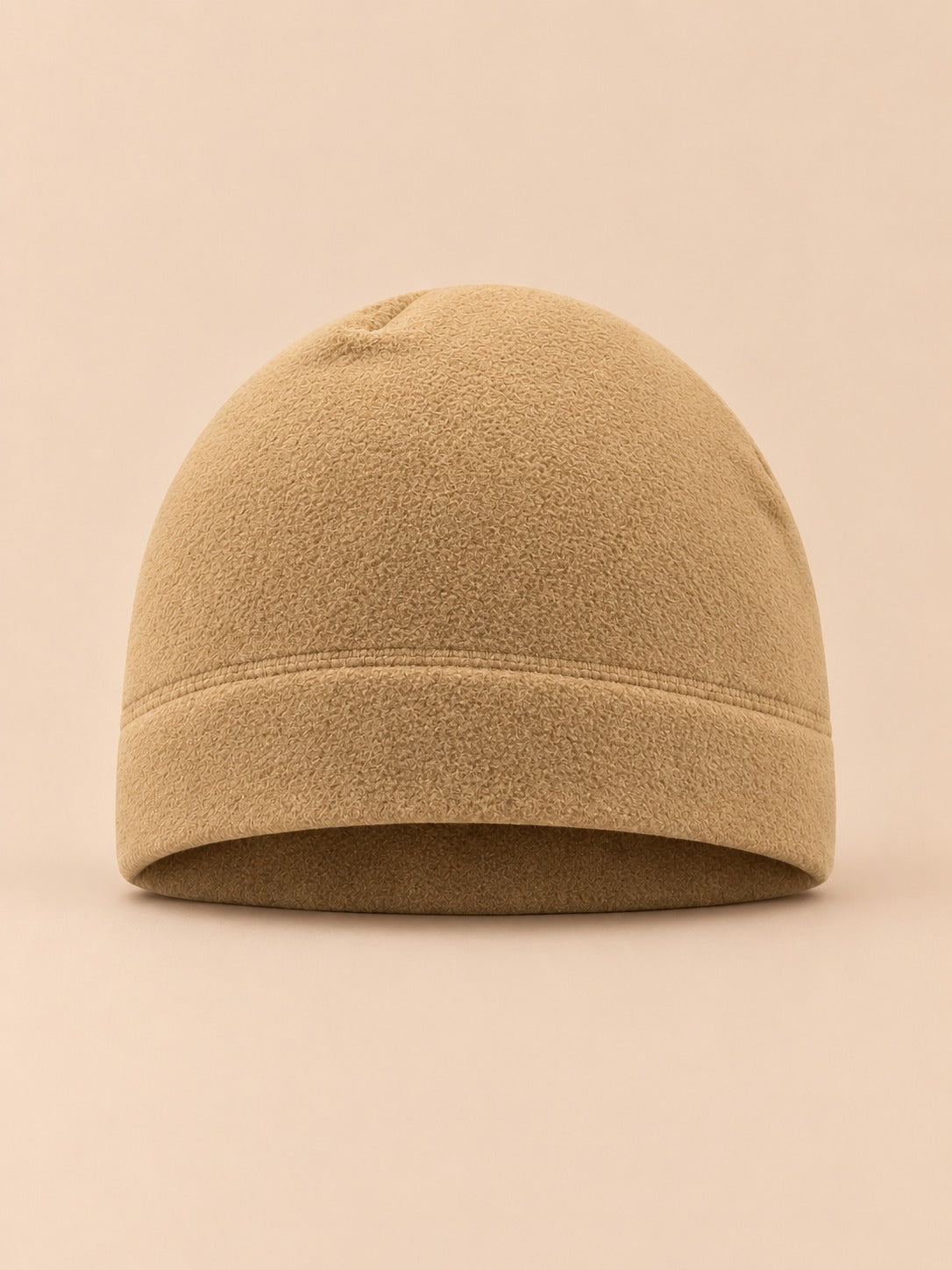 Bonnet polaire coupe-vent pour vélo kaki sable, vue de face sur fond beige