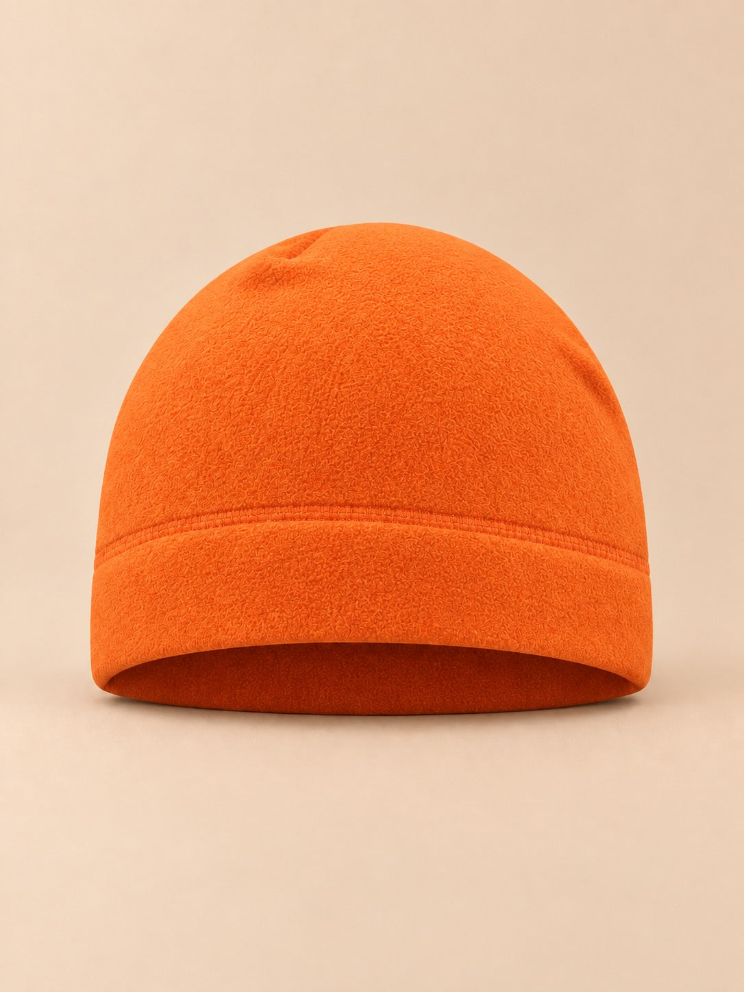 Bonnet polaire coupe-vent pour vélo orange, vue de face sur fond beige