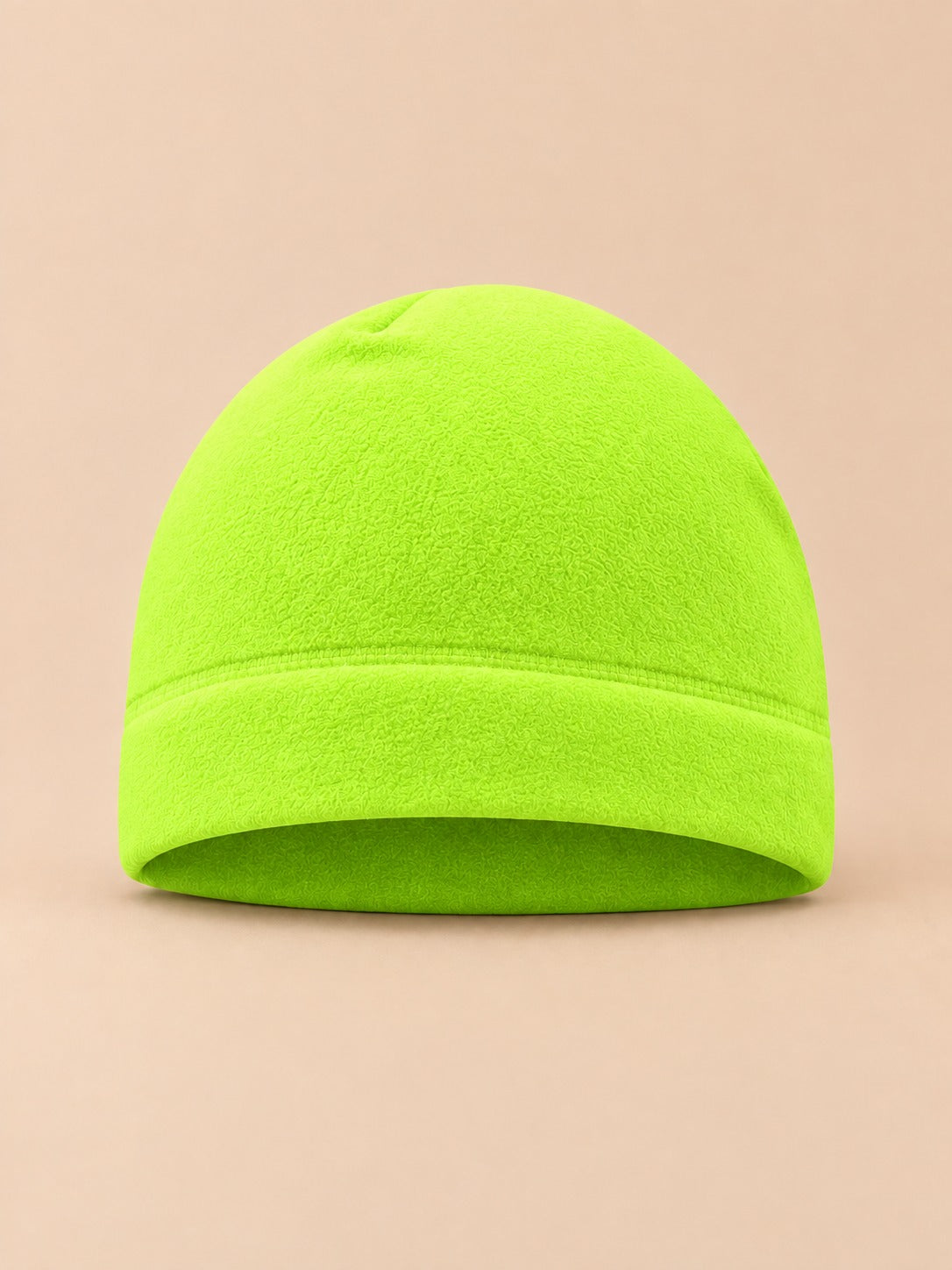 Bonnet polaire coupe-vent pour vélo vert vif, vue de face sur fond beige