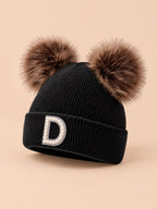 Damen-Fleecemütze mit Buchstaben und flauschigen Ohren – Buchstabe D, Farbvariante Schwarz, Dreiviertelansicht