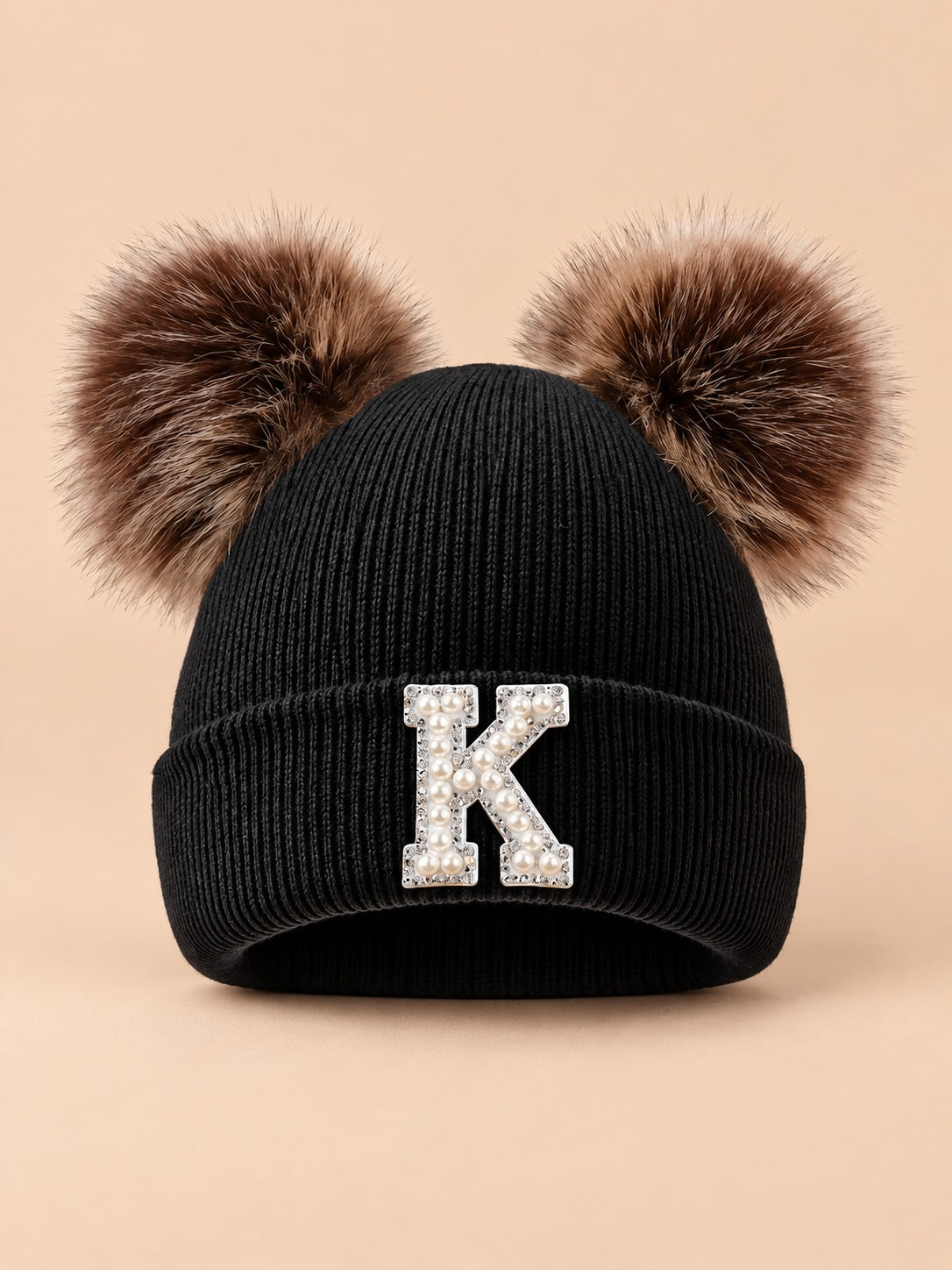 Bonnet polaire femme noir à oreilles, lettre K, vue de face sur fond beige
