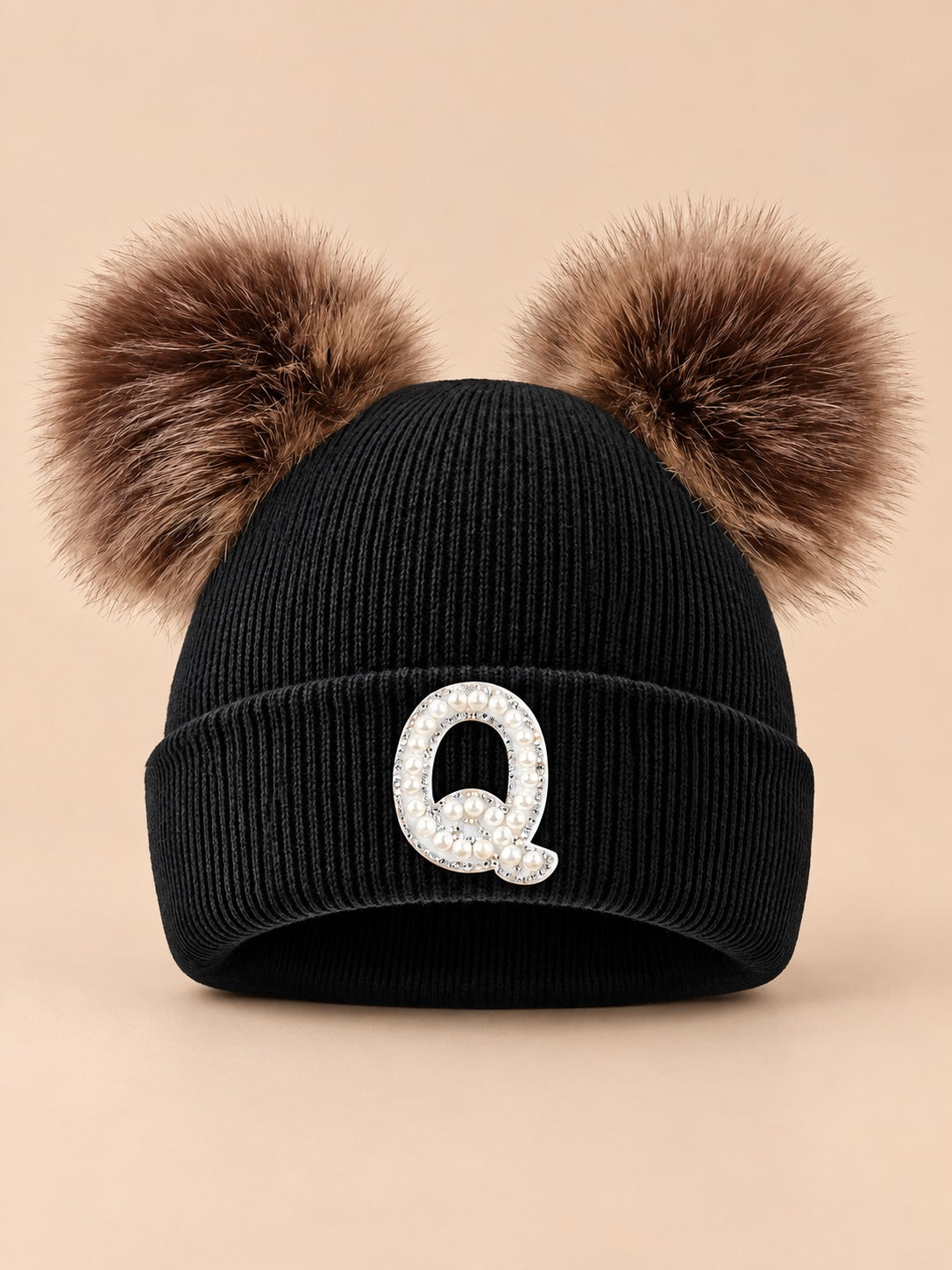 Bonnet polaire femme noir à oreilles, lettre Q, vue de face sur fond beige