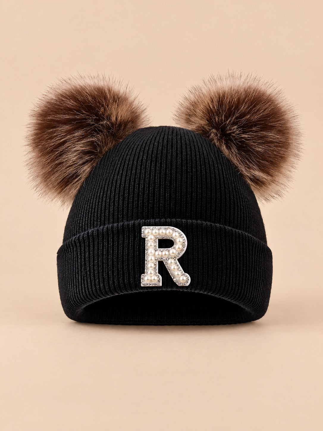 Bonnet polaire femme noir à oreilles, lettre R, vue de face sur fond beige