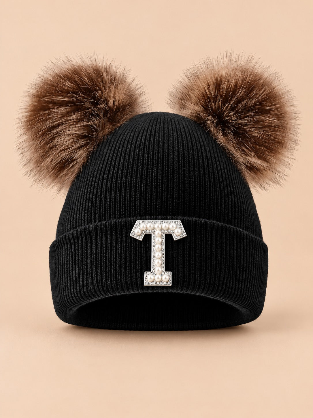 Bonnet polaire femme noir à oreilles, lettre T, vue de face sur fond beige