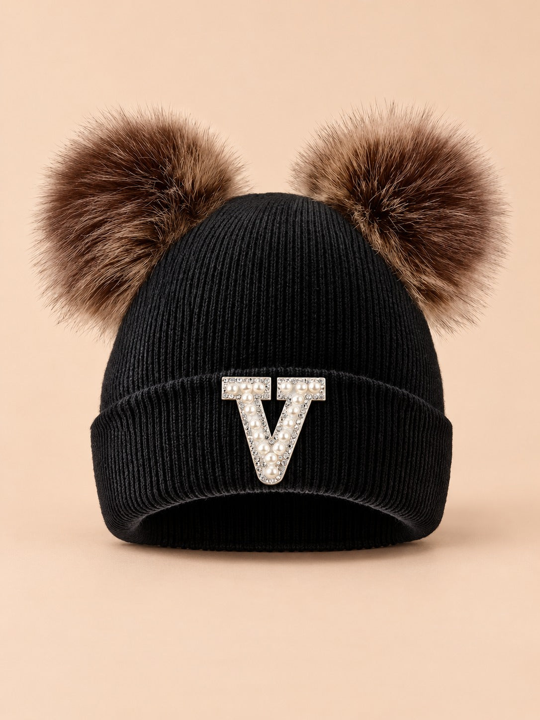 Bonnet polaire femme noir à oreilles, lettre V, vue de face sur fond beige