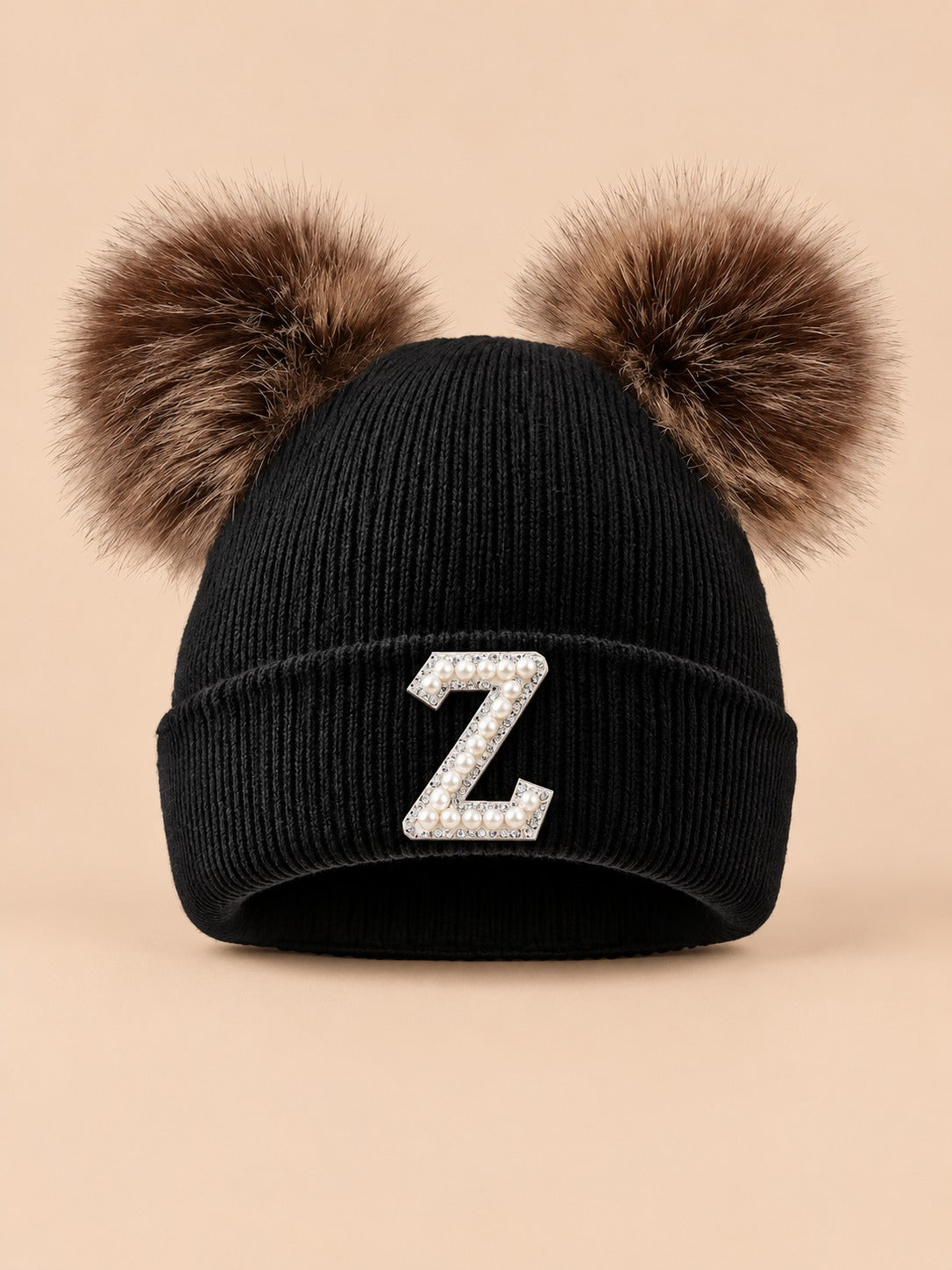 Bonnet polaire femme noir à oreilles, lettre Z, vue de face sur fond beige