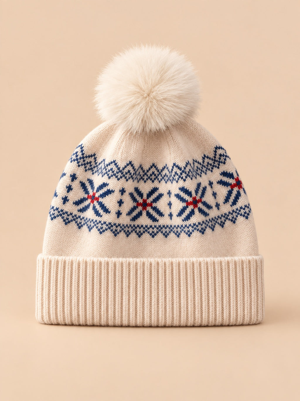 Kaschmirmütze mit Bommel und Ohrenschutz – Farbvariante Beige, Ansicht von vorn, sand-pfirsichfarbener Hintergrund