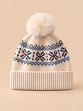 Kaschmirmütze mit Bommel und Ohrenschutz – Farbvariante Beige, Ansicht von vorn, sand-pfirsichfarbener Hintergrund