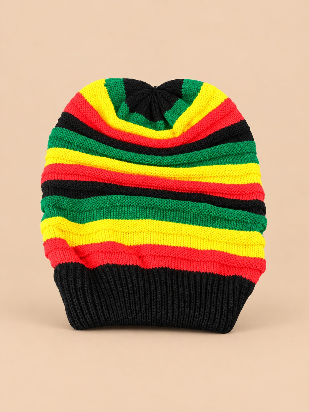Mehrfarbige jamaikanische Rastamütze aus Strick mit Buchstabenverzierung im Reggae-Stil, Vorderansicht