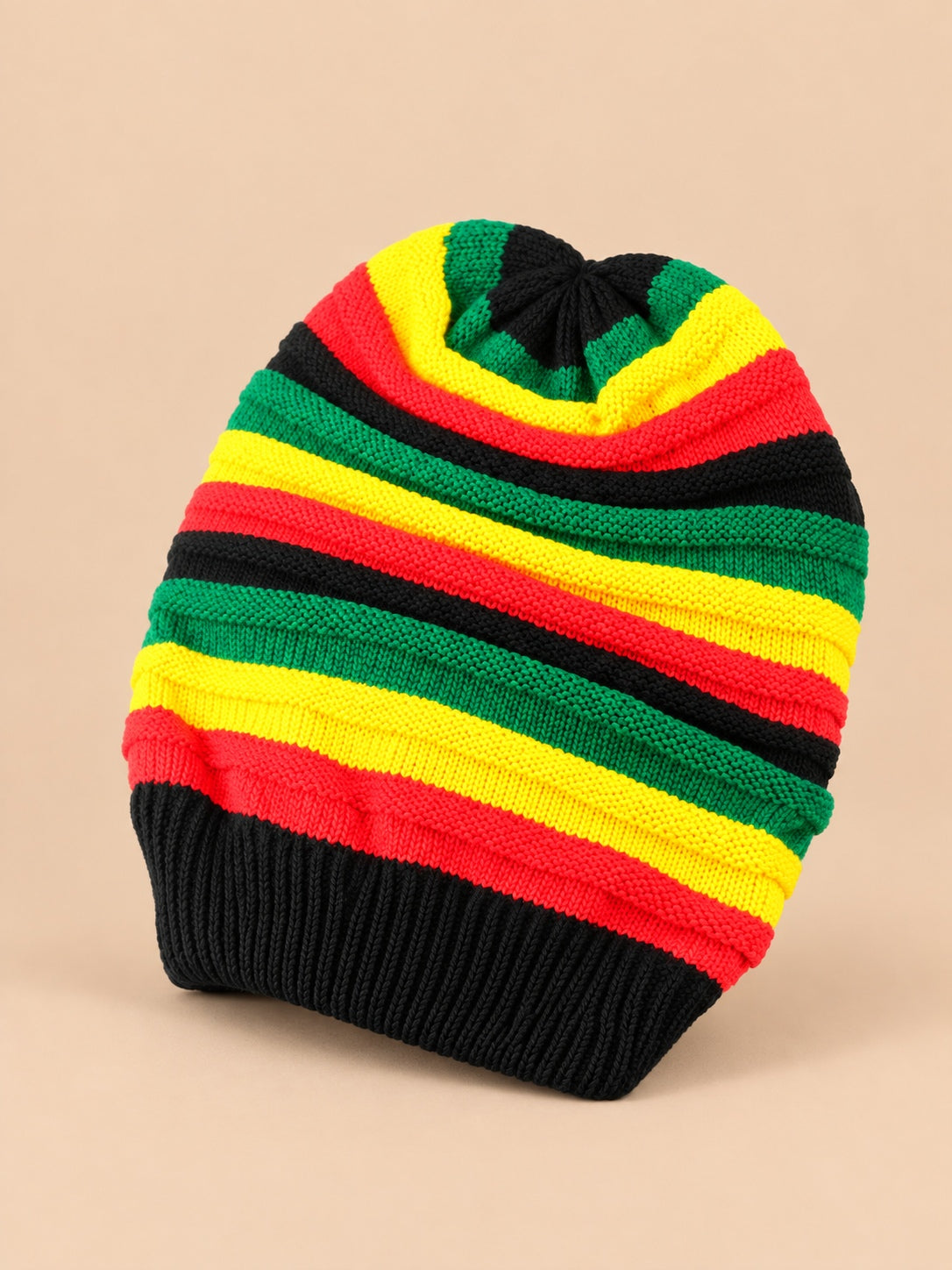 Jamaikanische Rastamütze aus Strick im Reggae-Stil – Farbvariante Mehrfarbig, Dreiviertelansicht