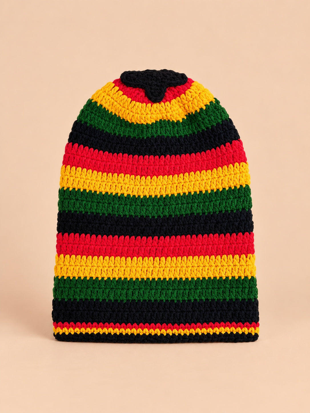 Mehrfarbig gestreifte Rastamütze im Reggae-Stil – Modell 2, Farbvariante Rot / Gelb / Grün / Schwarz, Ansicht von vorn