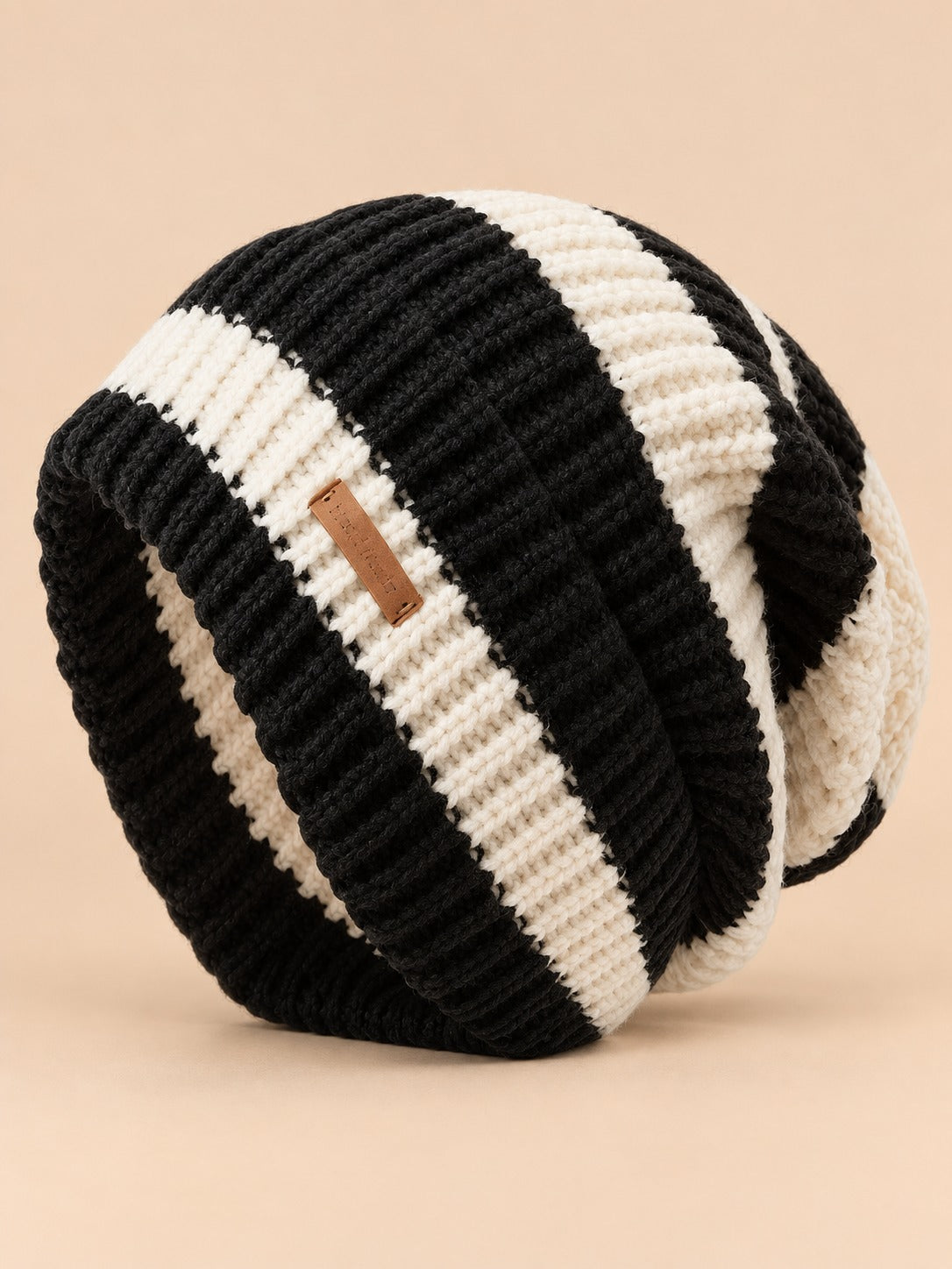 Leichte gestreifte Strickmütze im koreanischen Stil – Farbvariante Schwarz / Weiß, Ansicht von vorn