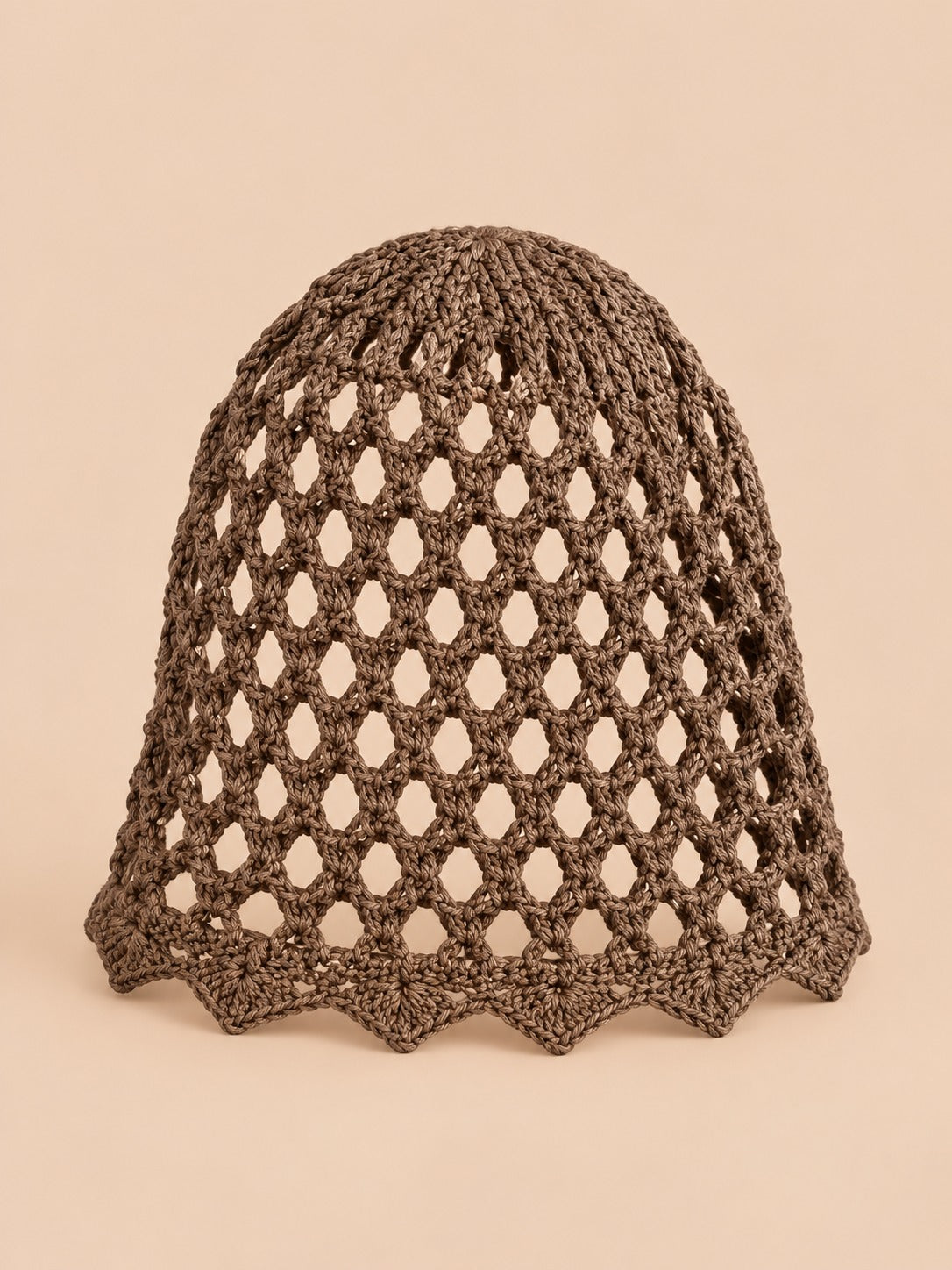 Bonnet résille ajouré au crochet, marron, vue de face