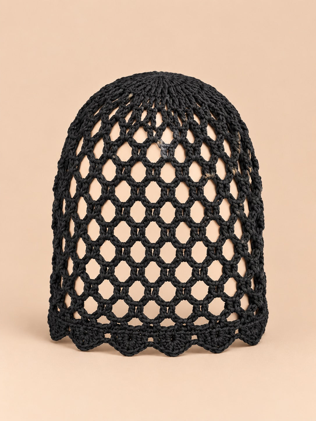 Bonnet résille ajouré au crochet, noir, vue de face