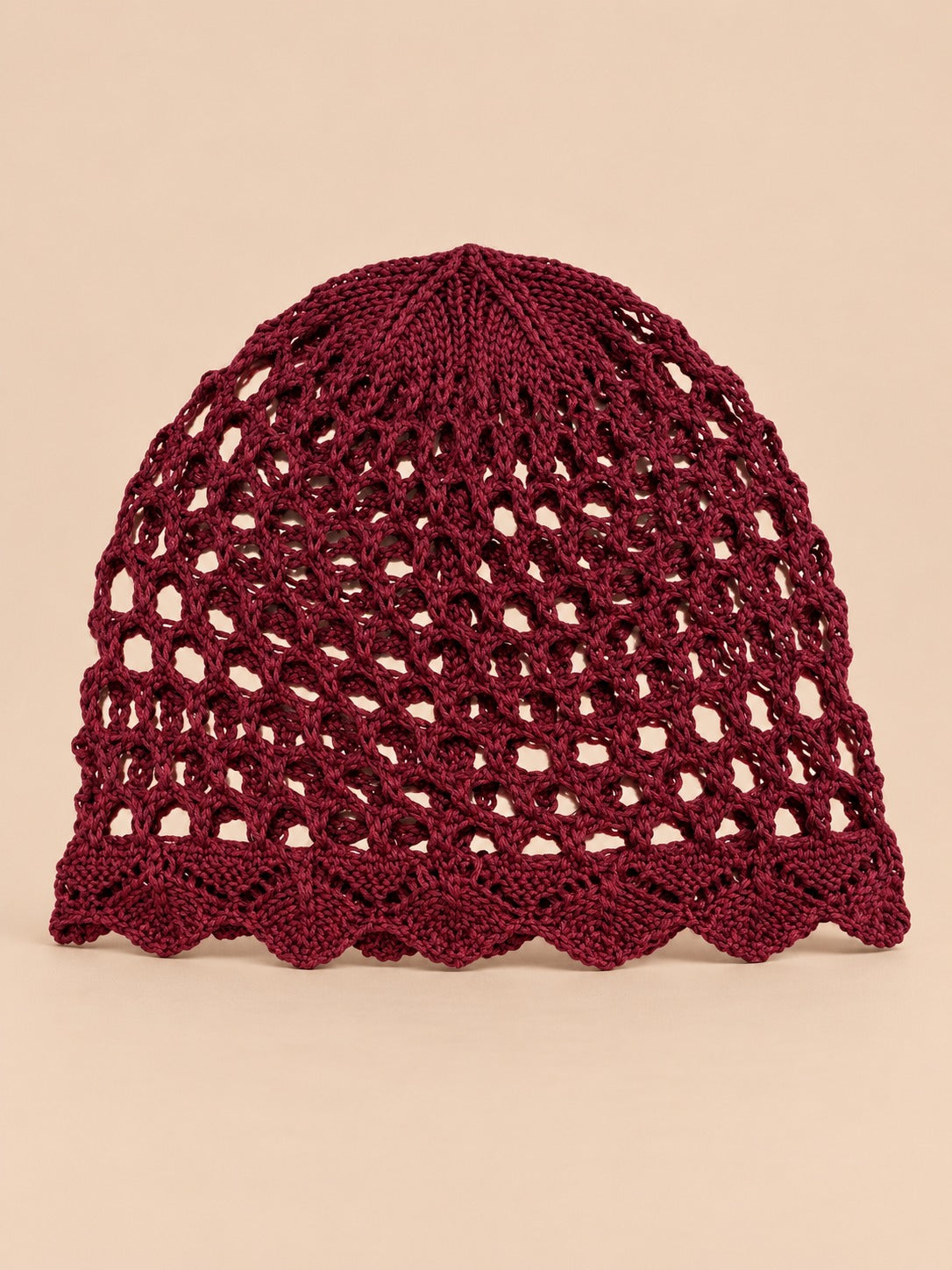 Bonnet résille ajouré au crochet, rouge, vue de face