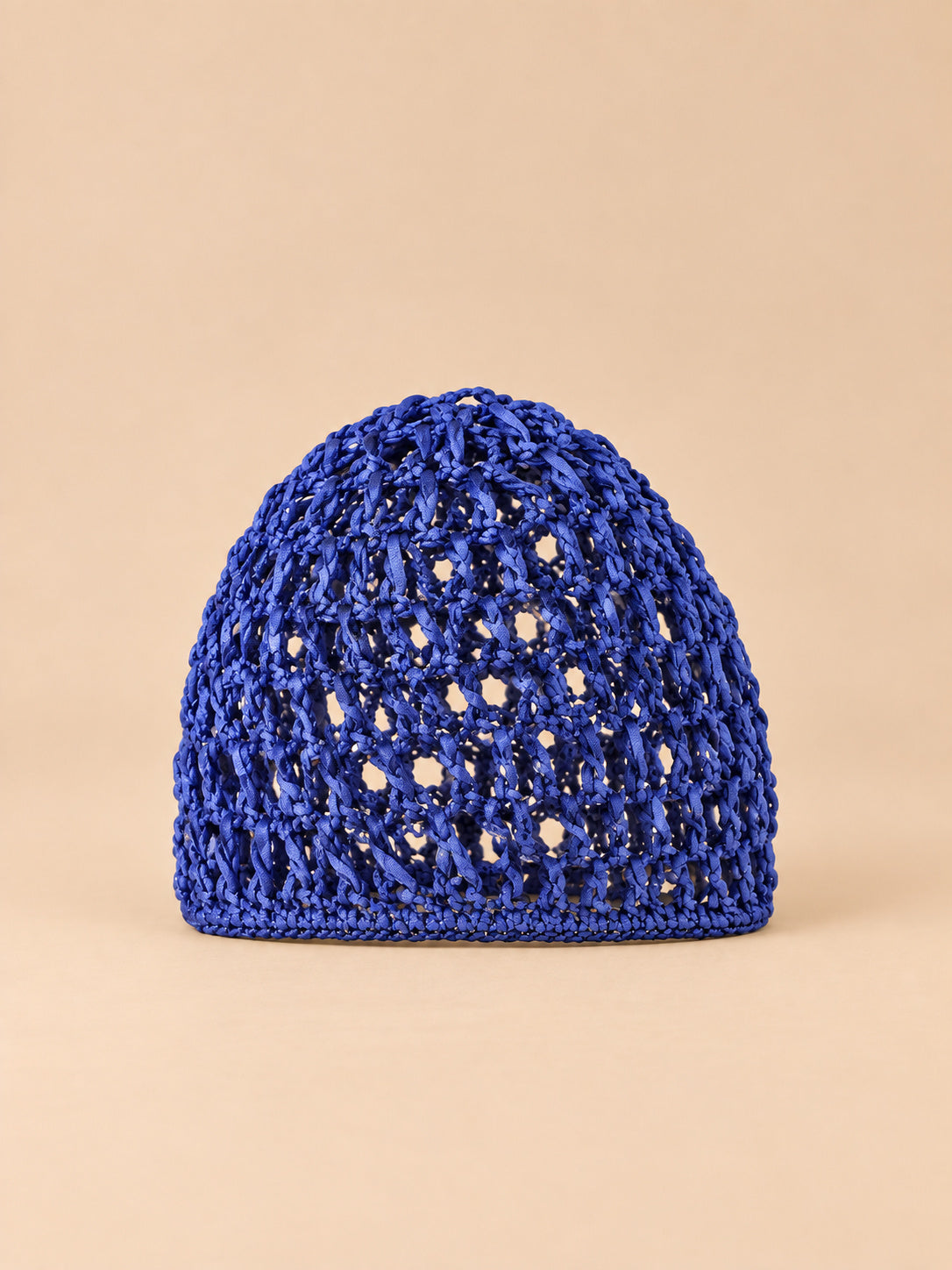 Bonnet résille au crochet bleu foncé, maille ajourée, vue de face