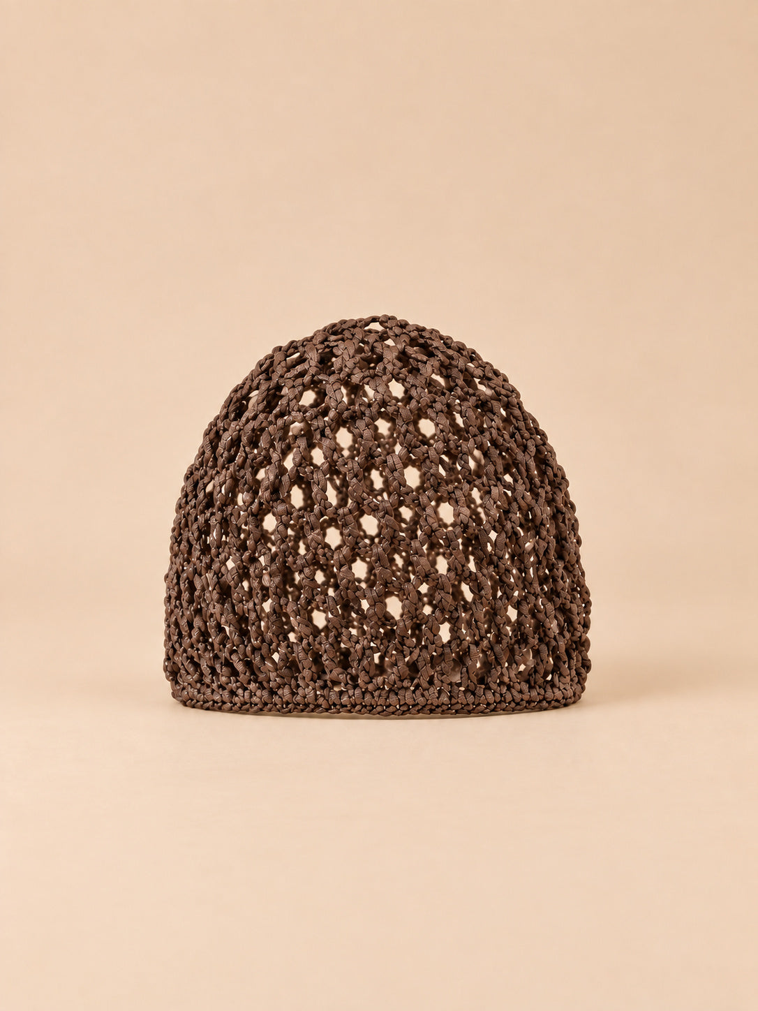 Bonnet résille au crochet café, maille ajourée, vue de face
