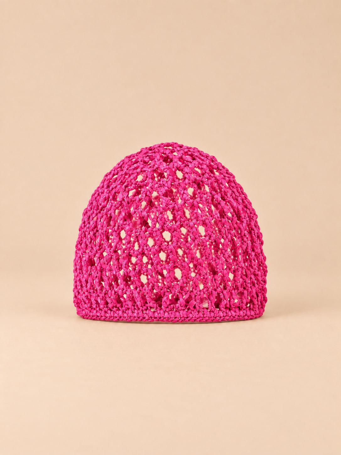 Bonnet résille au crochet rose fuchsia, maille ajourée, vue de face