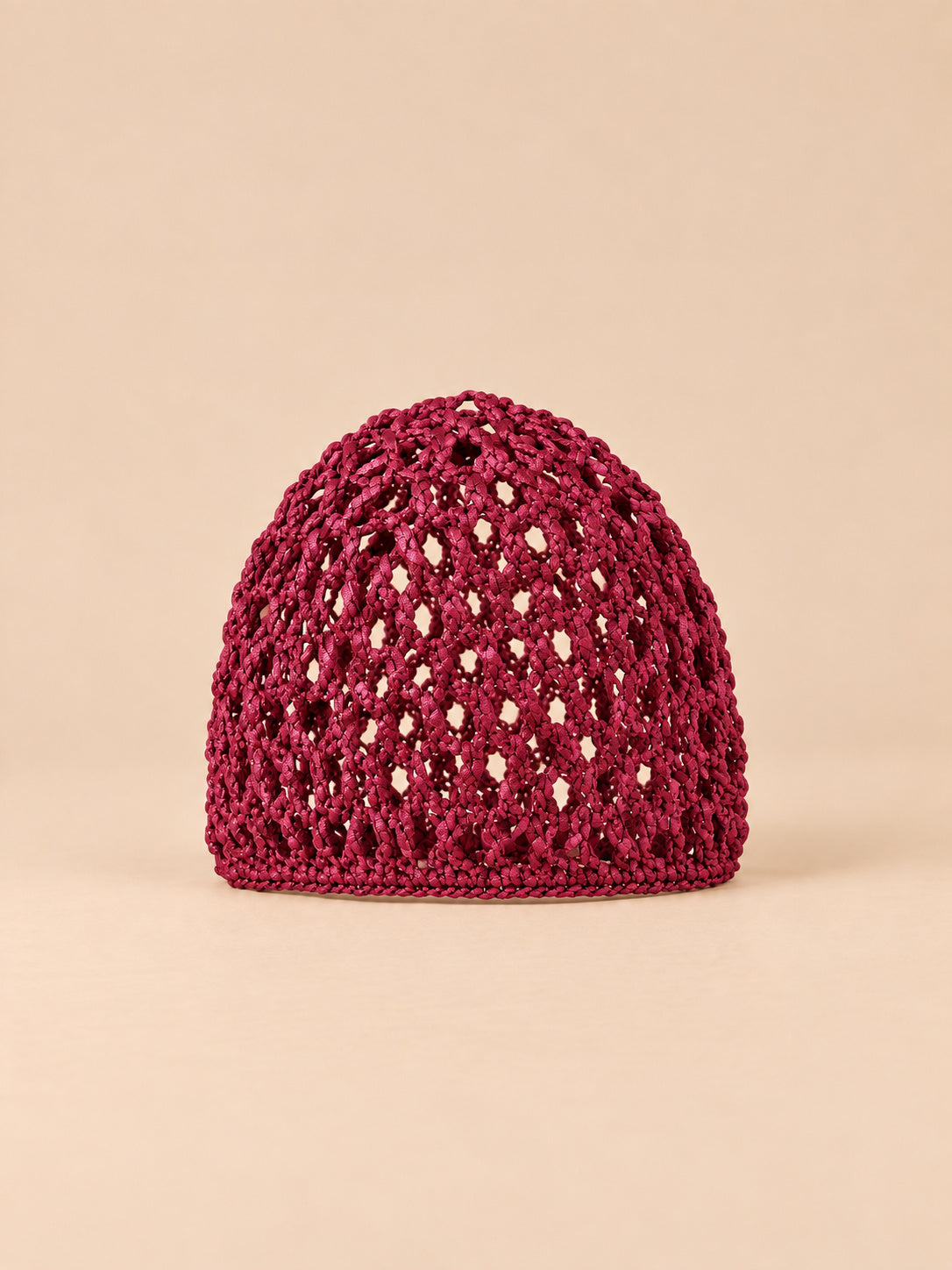 Bonnet résille au crochet rouge foncé, maille ajourée, vue de face