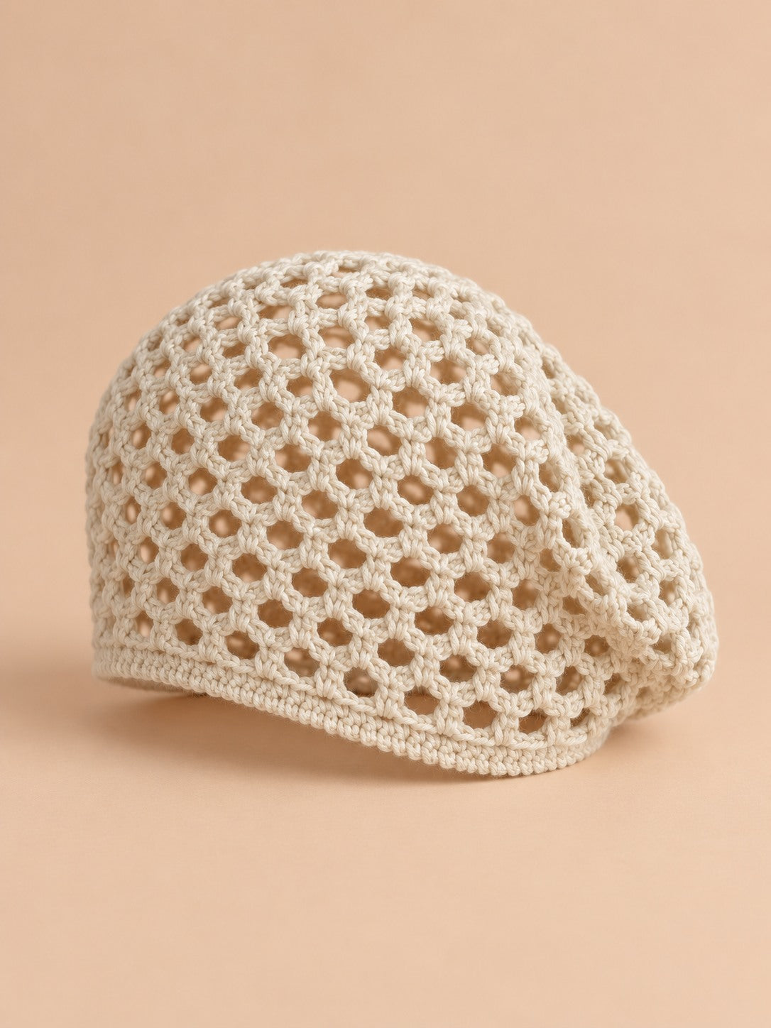 Bonnet rétro résille ajourée au crochet, coloris beige, vue de trois quarts