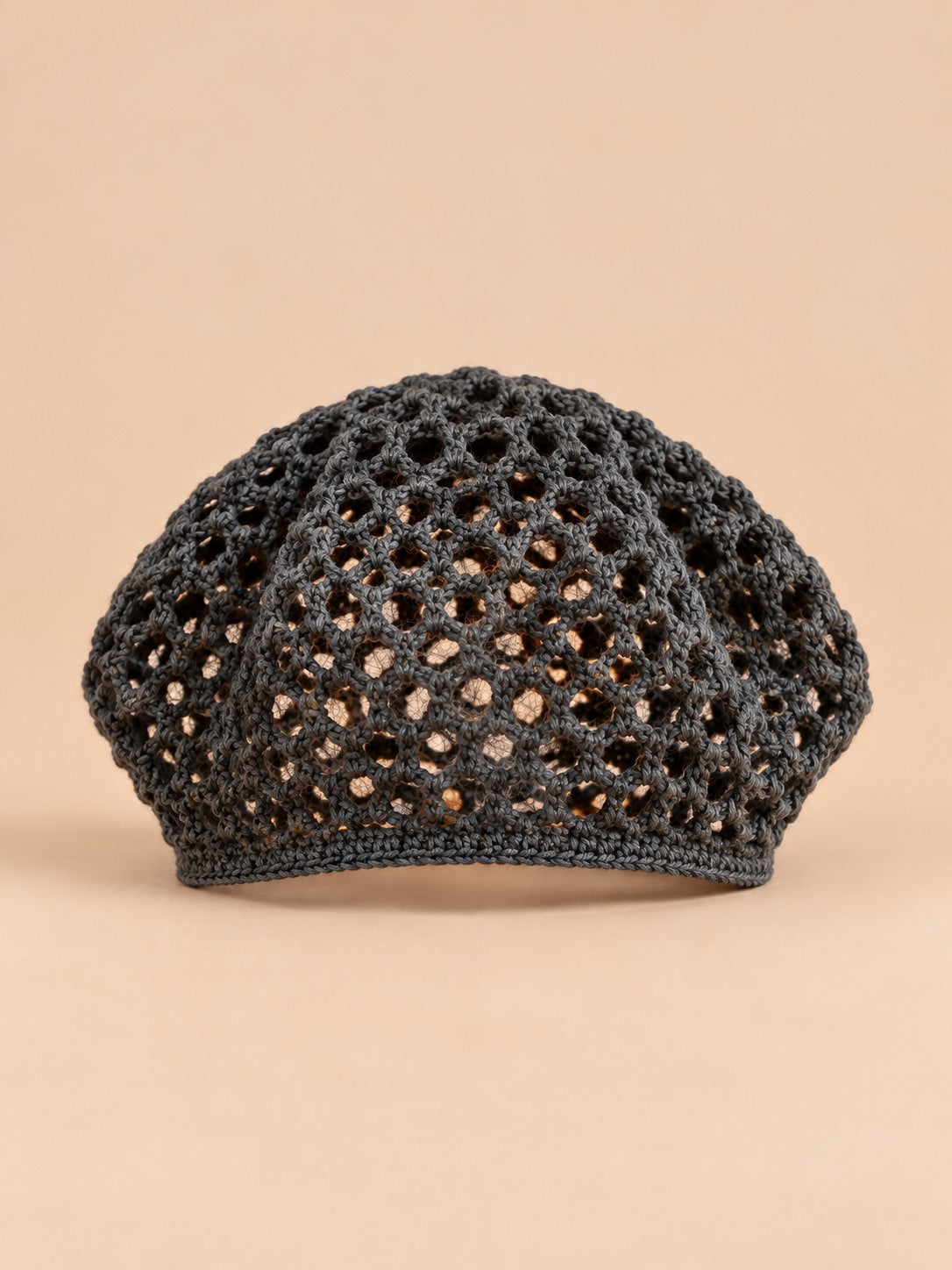 Bonnet rétro résille ajourée au crochet, coloris noir, vue de face