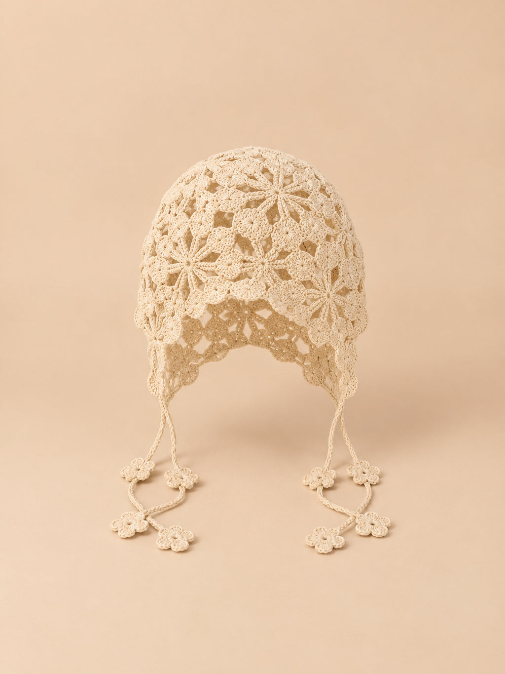 Beigefarbene Sommermütze ohne Rand mit luftigem Blumenmuster und kopfnaher Form im Boho-Stil, Vorderansicht
