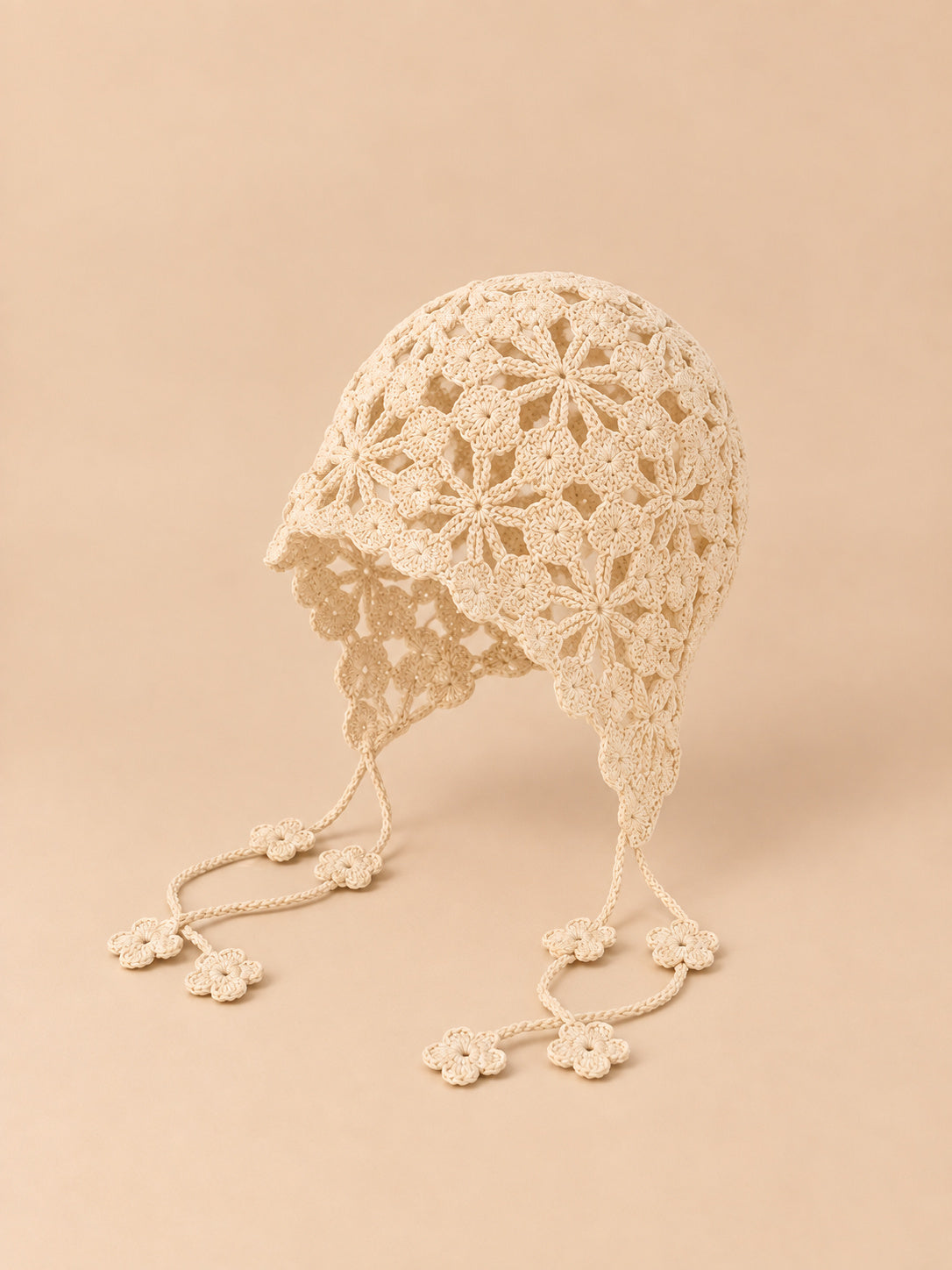 Randlose Sommermütze mit Blumen – Farbvariante Beige, Produktdarstellung in Dreiviertelansicht