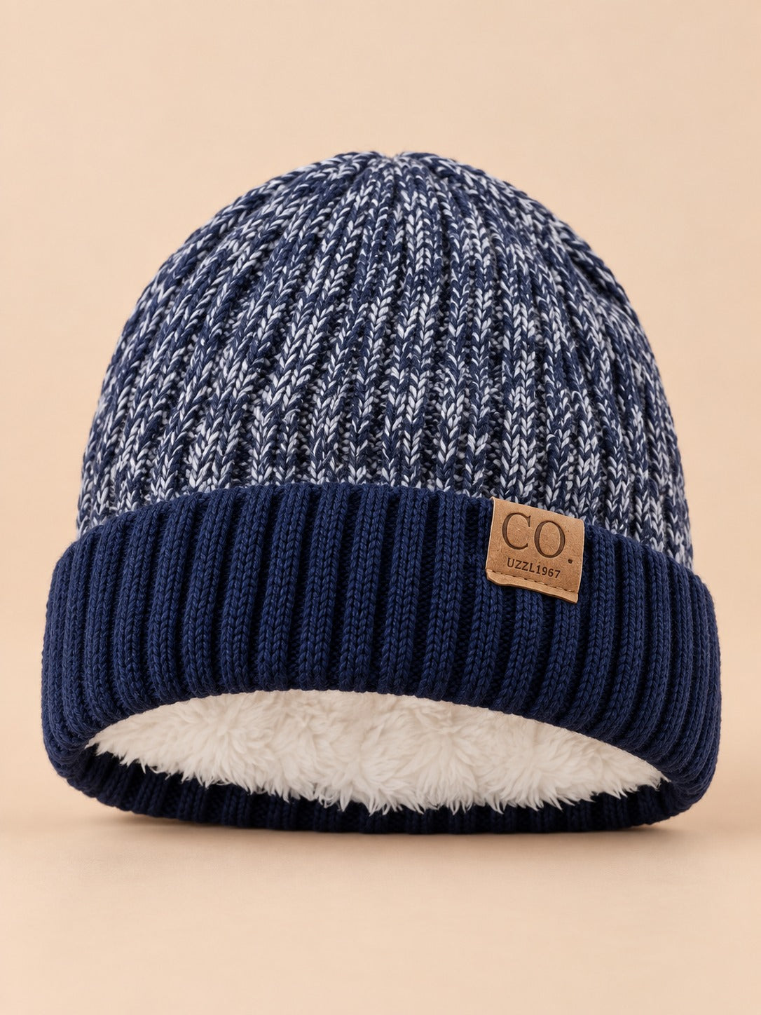 Bonnet de ski doublé en maille bleu marine, vue de face sur fond beige