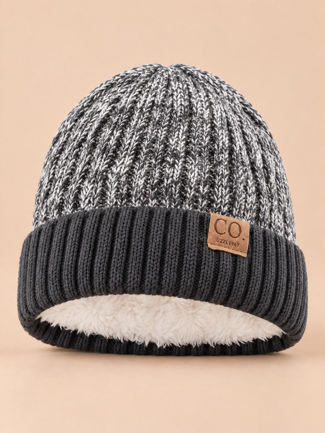Bonnet de ski doublé en maille grise, vue de face sur fond beige
