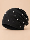 Schwarzer Long Beanie für Damen mit dekorativen Perlen, glänzendem Strass und weiter Form, Vorderansicht