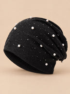 Long Beanie für Damen mit Perlen und Strass – Farbvariante Schwarz, Dreiviertelansicht