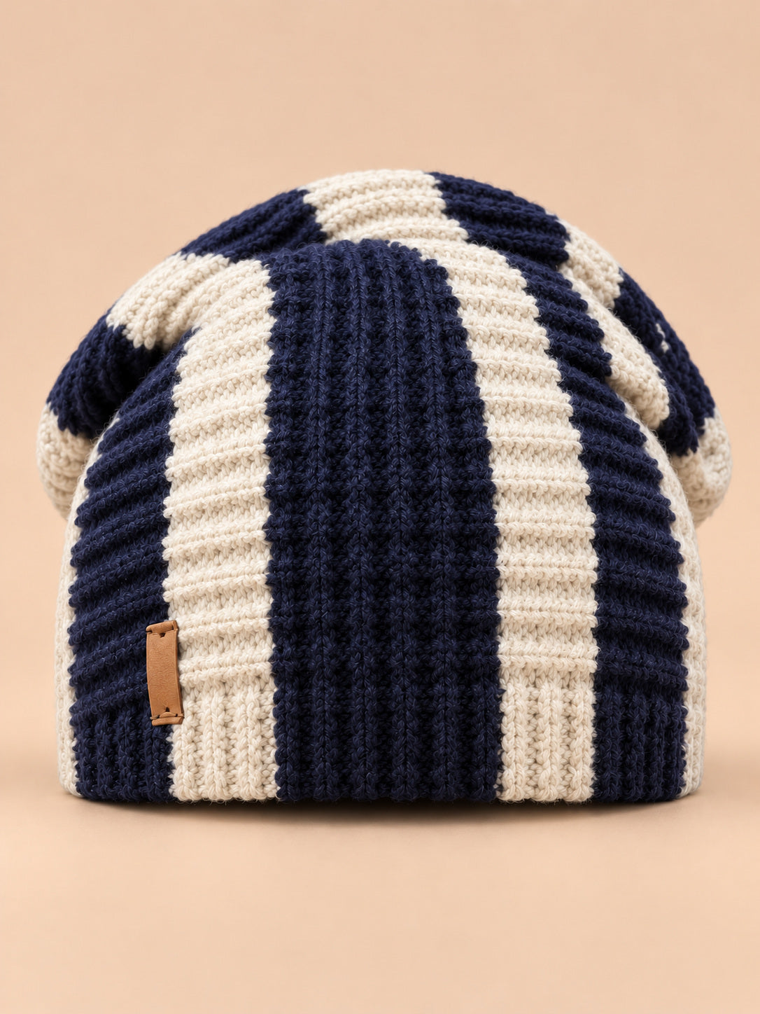 Bonnet slouchy femme à rayures bleu marine et beige en maille, vue de face