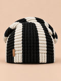 Long Beanie für Damen mit Kontraststreifen – Farbvariante Schwarz / Beige, Ansicht von vorn