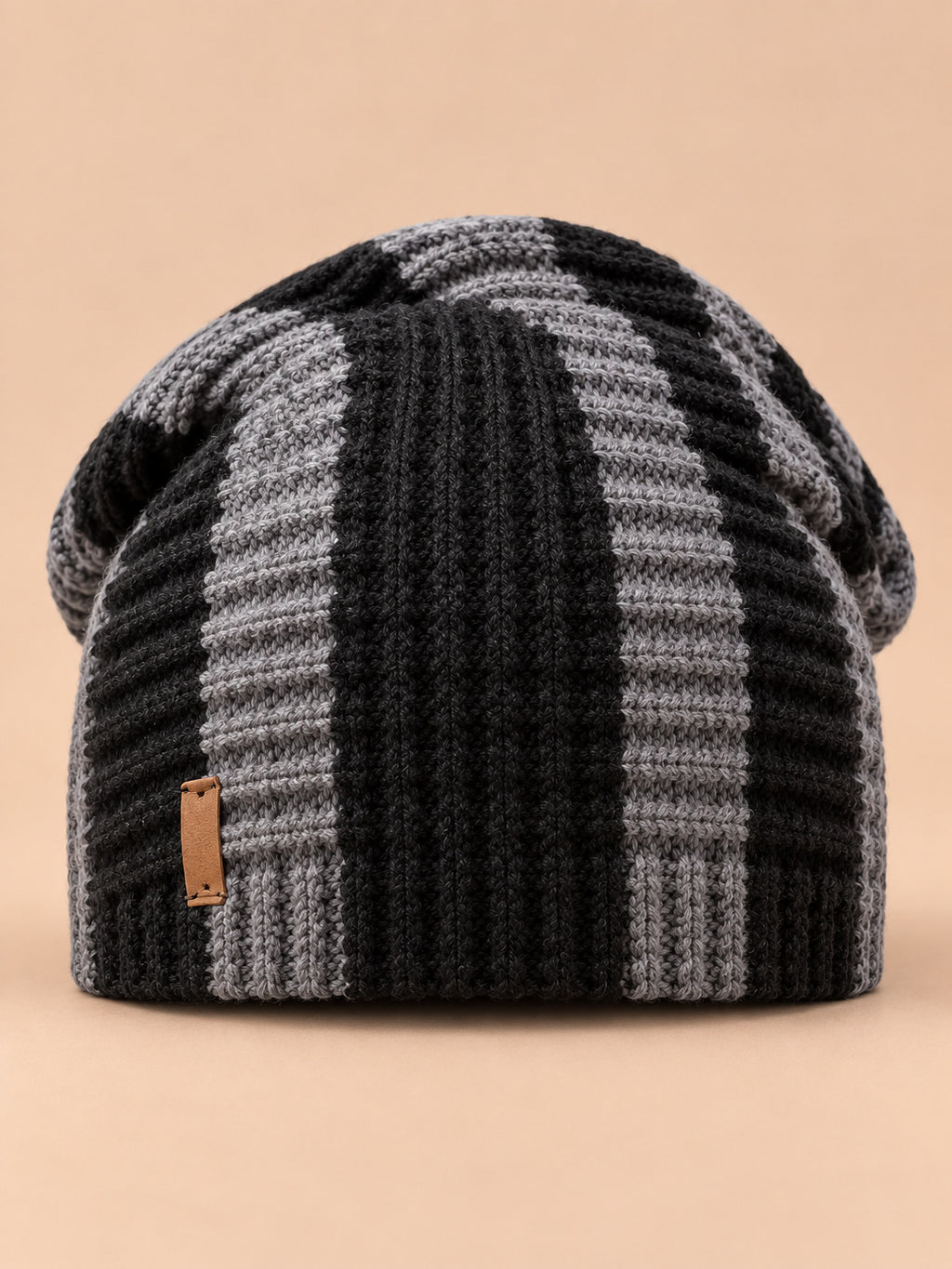 Long Beanie für Damen aus Strick mit Kontraststreifen in Schwarz und Grau und lockerem Volumen, Vorderansicht