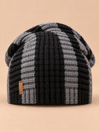Long Beanie für Damen aus Strick mit Kontraststreifen in Schwarz und Grau und lockerem Volumen, Vorderansicht