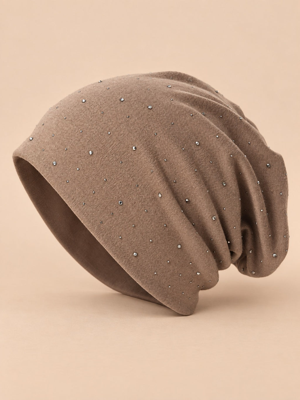 Long Beanie für Damen aus Baumwollmischung mit Strass – Farbvariante Hellbraun, Dreiviertelansicht