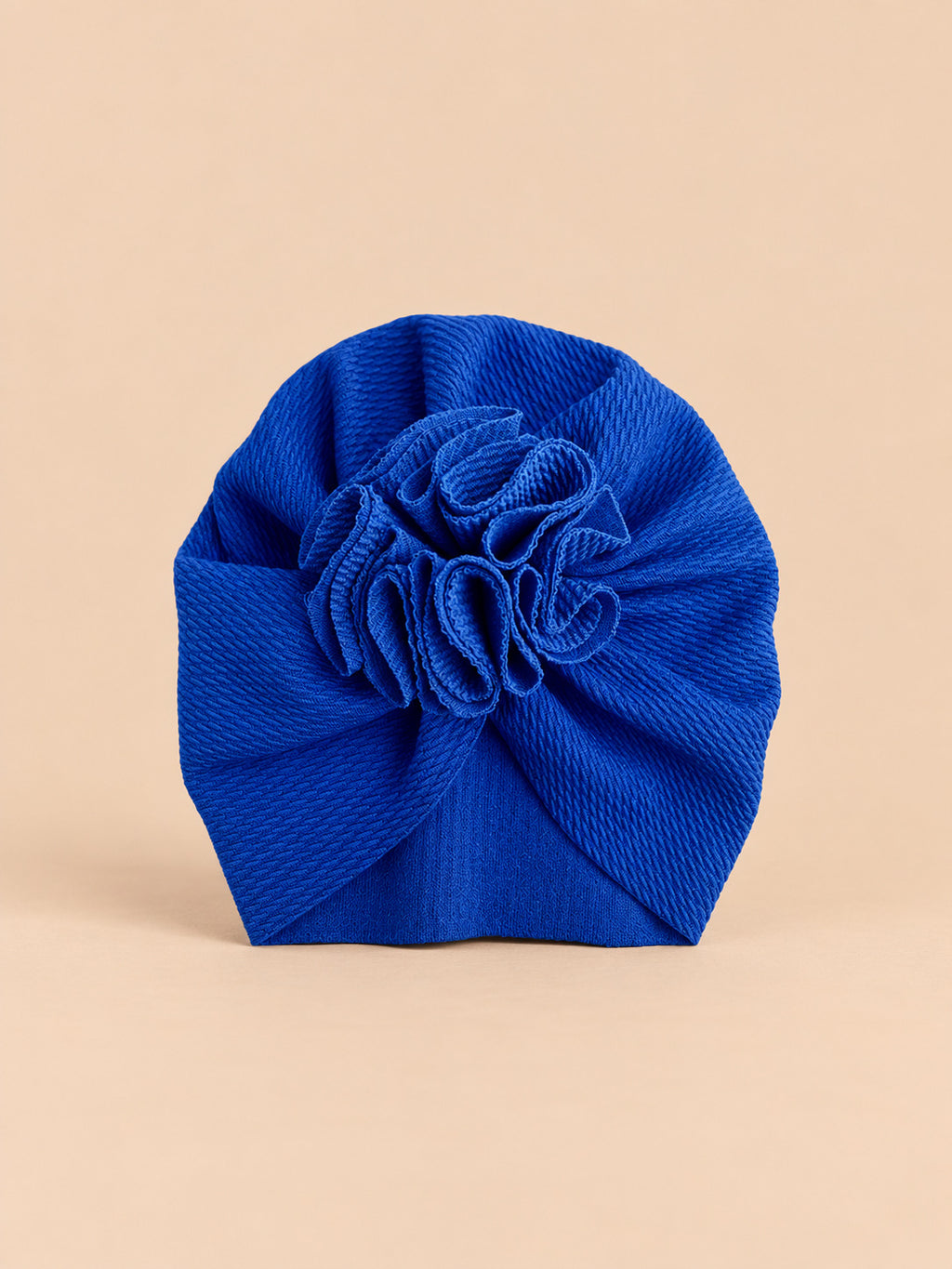 Blaue Baby-Turbanmütze mit einer dekorativen Stoffblume auf der Vorderseite und weicher Form, Vorderansicht