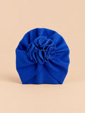 Blaue Baby-Turbanmütze mit einer dekorativen Stoffblume auf der Vorderseite und weicher Form, Vorderansicht