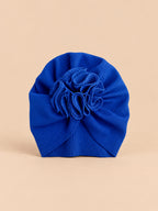 Blaue Baby-Turbanmütze mit einer dekorativen Stoffblume auf der Vorderseite und weicher Form, Vorderansicht