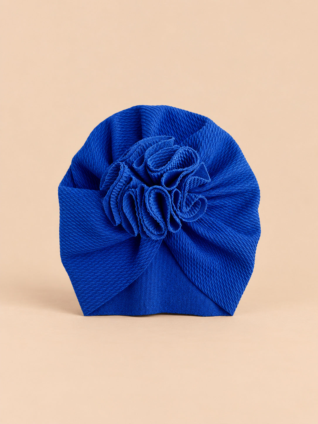 Blaue Baby-Turbanmütze mit einer dekorativen Stoffblume auf der Vorderseite und weicher Form, Vorderansicht