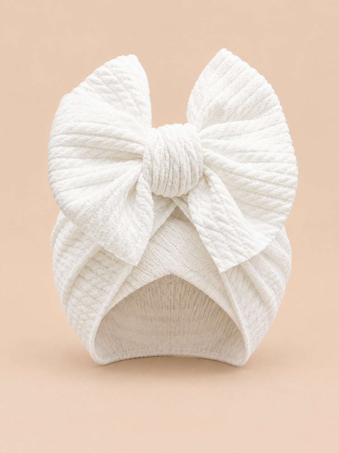 Baby-Turbanmütze für Mädchen mit Knoten im Mutter-Kind-Partnerlook – Farbvariante Weiß, Ansicht von vorn